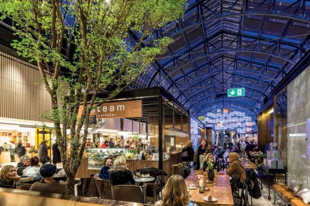 With 17,000 people passing through the station building every day, Østbanehallen is the perfect place to stop for a break or a dinner date.