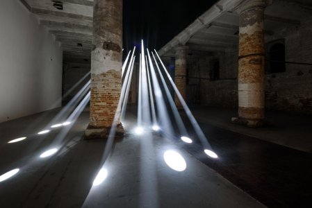 Lichtstrahlen treffen auf den Boden und erzeugen einen "Regen aus Licht" im Louvre Abu Dhabi