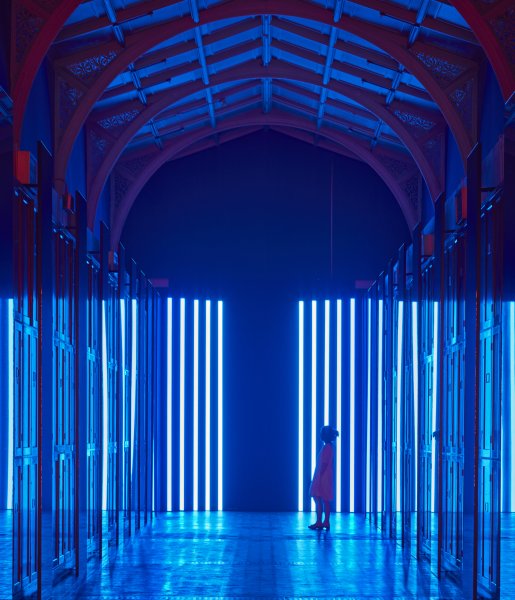 Blaues und orangefarbenes Licht von der Installation in der Museumshalle