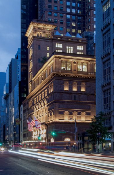 Das Lichtdesign der Carnegie Hall ist ein lichttechnisches Arrangement, das den unvergesslichen Performances vergangener Konzerte ähnelt.