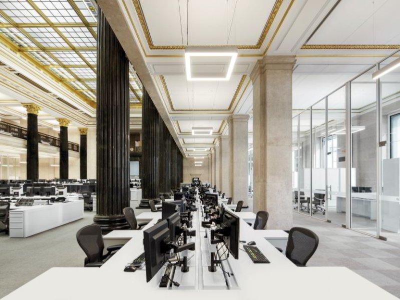 The workplaces located in the peripheral zones have received contrasting modern pendant luminaires.